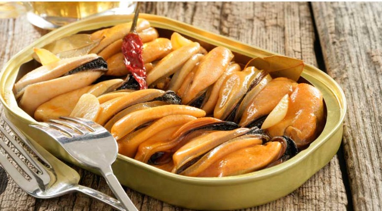 Ensalada de pepino, tomate y aguacate acompañado con mejillones en conserva